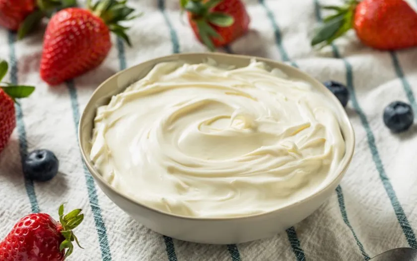Bước 2: Làm kem trứng Mascarpone