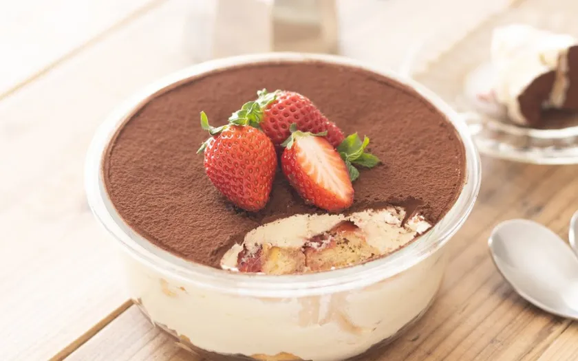 Bước 6: Để bánh lạnh và trang trí với dâu tây vừa bắt mắt vừa tăng hương vị