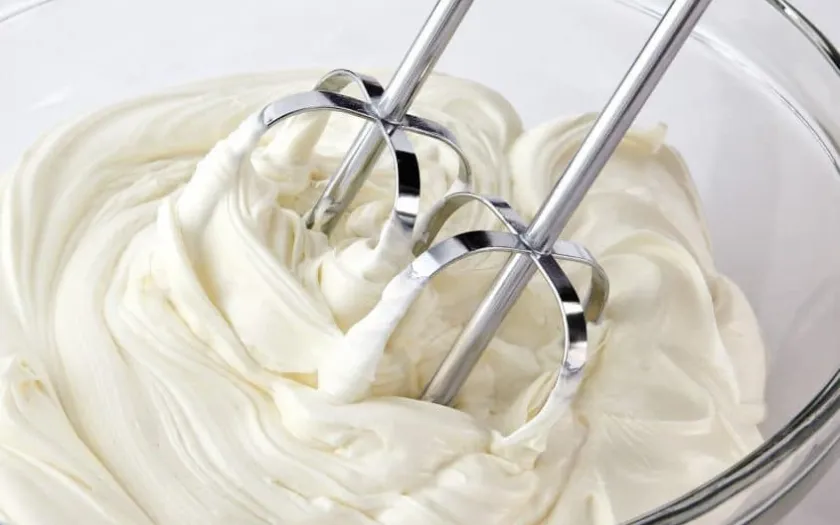 Bước 5: Đánh bông phần kem whipping cream