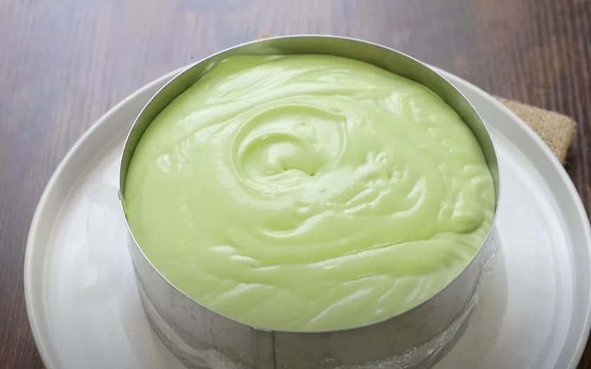 Bước 7: Hoàn thiện và trang trí bánh mousse bơ