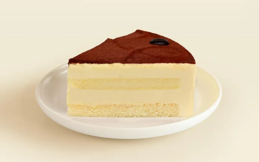Tiramisu phô mai mềm mượt, nhiều lớp kem đậm đà và phủ nhẹ cacao tinh tế trên bề mặt.