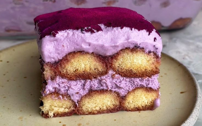 Tiramisu khoai môn tím nhạt, kem mịn béo bùi, trang trí nhẹ nhàng tạo cảm giác lạ miệng.