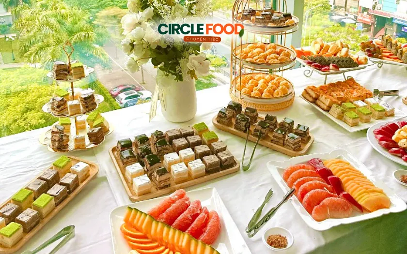 Bàn tiệc teabreak được đội ngũ Circle Food chuẩn bị chu đáo nhân ngày 20/10