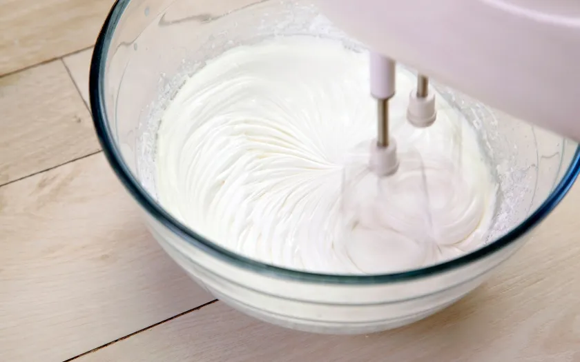 Đánh kem tươi whipping cream đến độ bông mịn cho mousse matcha