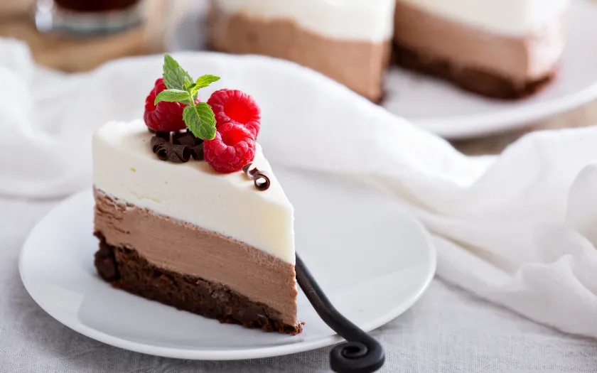 Bánh mousse socola vani mềm mịn, trang trí mâm xôi và lá bạc hà tươi