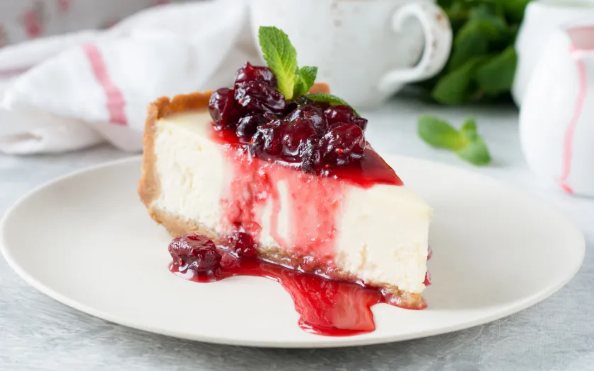 Cheesecake béo ngậy với sốt anh đào đỏ mọng hấp dẫn