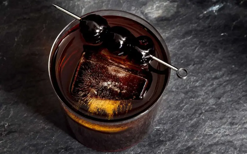 Black Russian là sự kết hợp mạnh mẽ, đậm đà của hai nguyên liệu chính: rượu vodka không có nhiều hương vị và rượu mùi cà phê có vị ngọt đắng