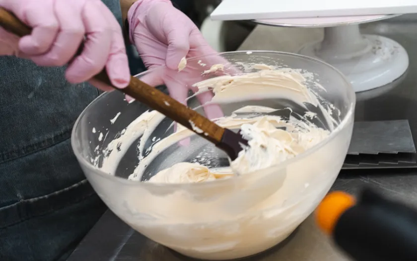 Trộn phần cream cheese đã đánh mịn vào âu kem tươi