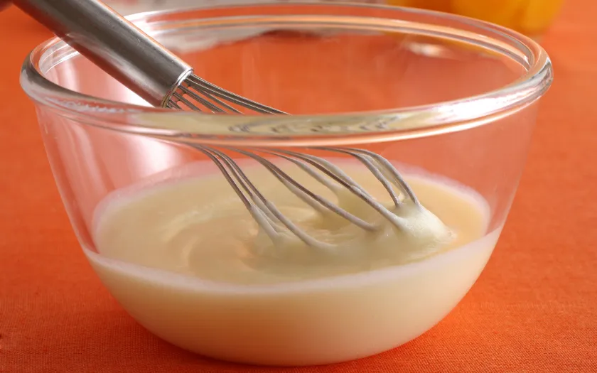 Hỗn hợp mousse chanh dây ít béo loãng hơn so với mousse truyền thống
