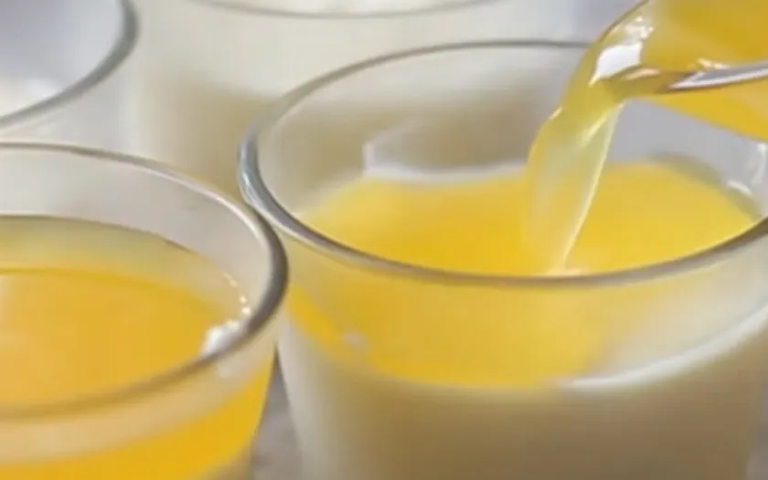 Đổ phần thạch gương lên bề mặt mousse