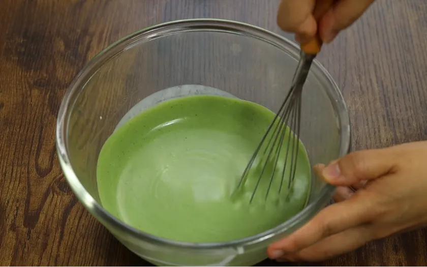 Trộn hỗn hợp kem, trà xanh và nước cốt chanh leo thu được phần mousse màu xanh ngọc