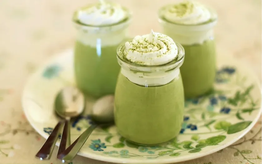 Bánh mousse chanh dây trà xanh có màu xanh ngọt đẹp mắt