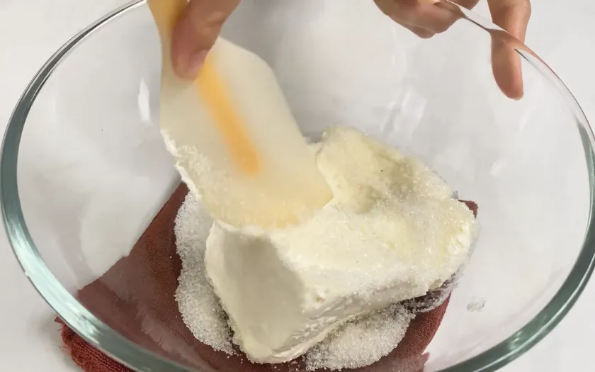 Trộn hỗn hợp cream cheese và đường bột