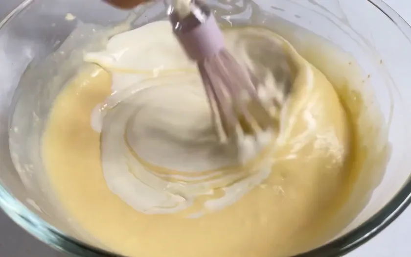 Trộn hỗn hợp kem phô mai với vỏ chanh và whipping cream