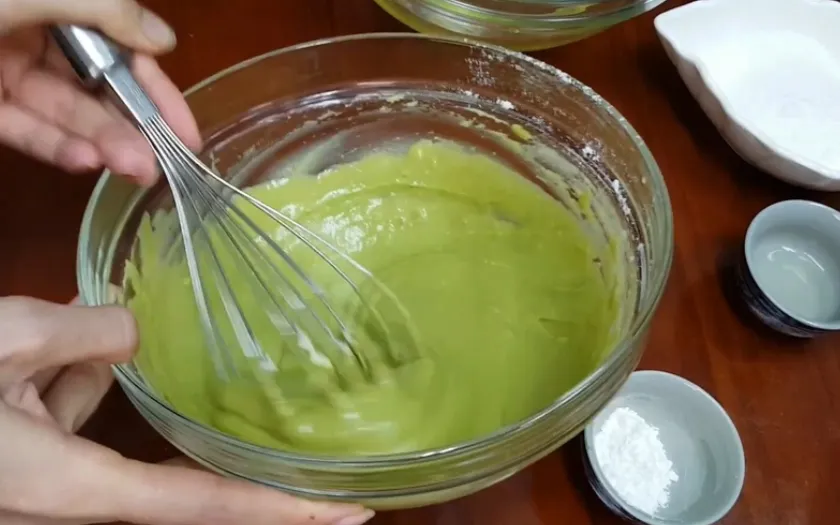 Trộn hỗn hợp bột trà xanh và whipping cream