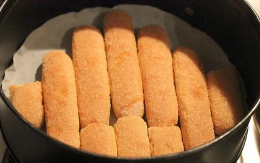 Xếp bánh ladyfinger kín đáy khuôn tròn để làm đế bánh