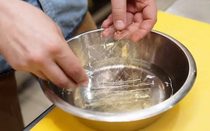 Ngâm gelatin cho mềm và nở đều