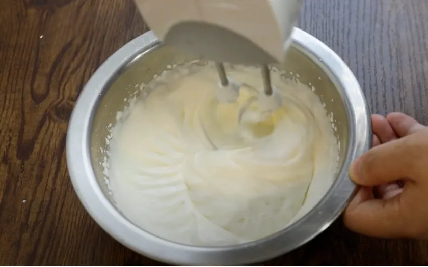 Bước 3: Đánh bông kem tươi whipping cream cùng đường