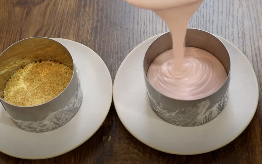 Bước 6: Đổ mousse vào khuôn bánh và làm lạnh