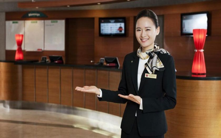 Chào đón khách niềm nở là bước quan trọng trong quy trình phục vụ tiệc buffet