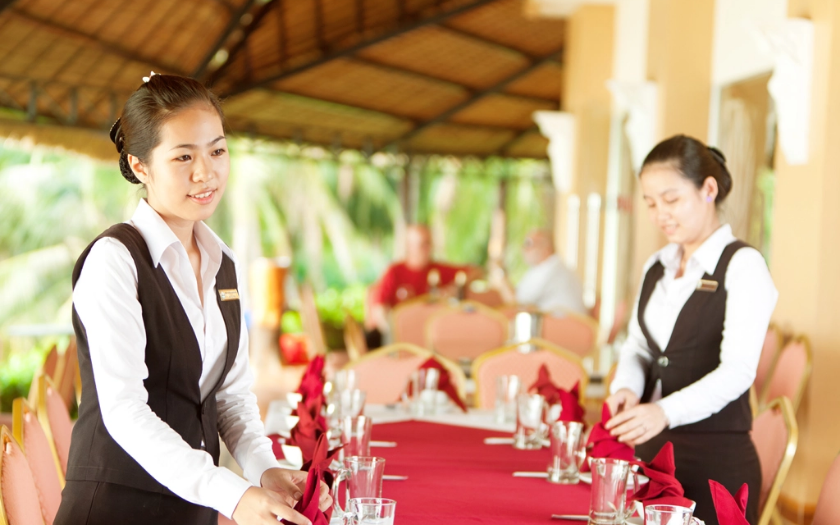 Kiểm tra các đồ dùng thiết bị trong quy trình tổ chức tiệc buffet