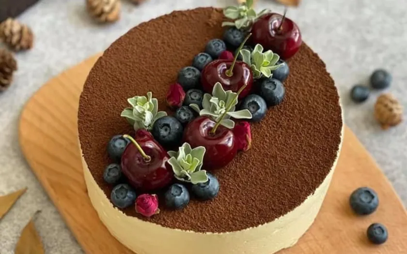 Sắc đỏ rượu của quả cherry giúp cho bánh trở nên sang trọng và tinh tế hơn