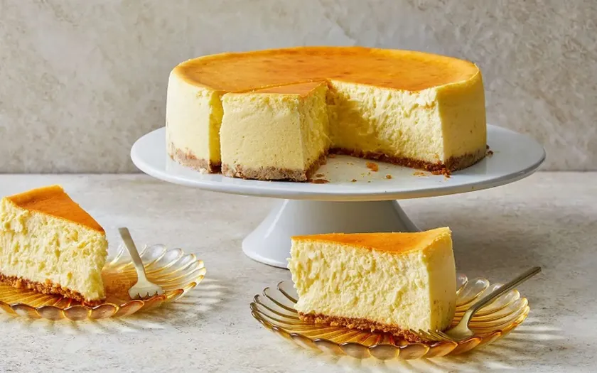 Cheesecake là loại bánh ngọt có thành phần chính là phô mai tươi (cream cheese)