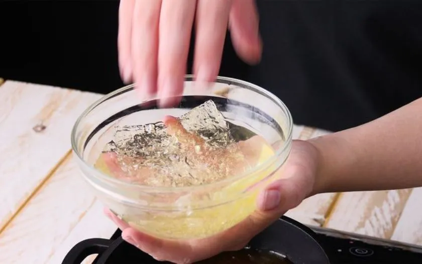 Ngâm lá gelatin đủ thời gian là bước quan trọng