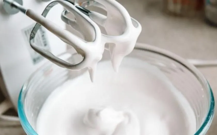Đánh Whipping cream đến khi cream bông mềm