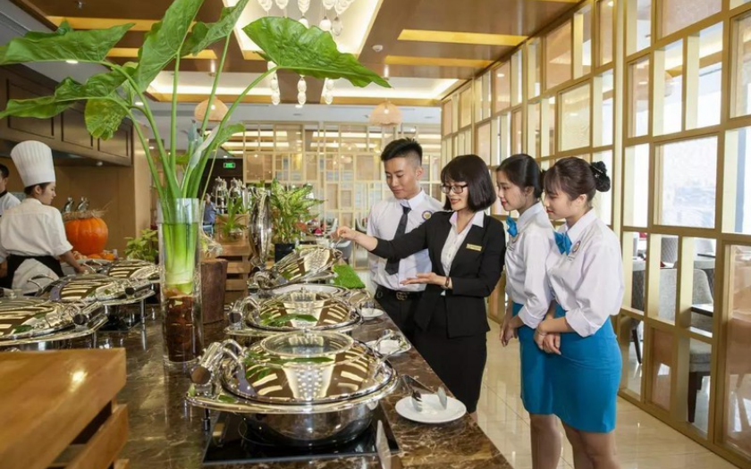 Nhân viên phục vụ tiệc kiểm tra đồ ăn chuyên nghiệp trong từng khâu chuẩn bị