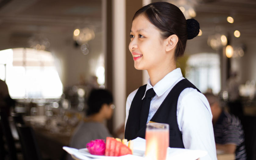 Nhân viên trang trí đảm bảo không gian tổ chức tiệc buffet