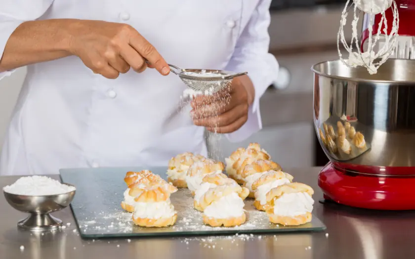 Pastry Chef chính là người tạo nên những chiếc bánh thơm ngon, đẹp mắt trong các buổi tiệc khiến thực khách nhớ đến doanh nghiệp