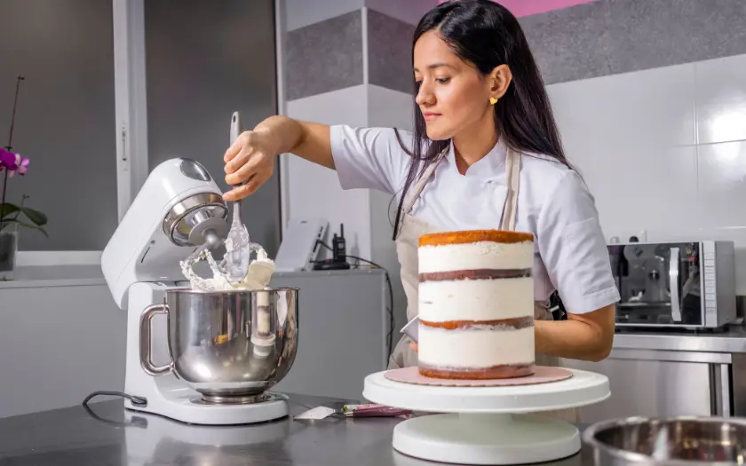 Pastry Chef yêu cầu chuẩn chỉnh từng khâu chế biến và bảo quản nguyên liệu để mỗi món bánh đều hoàn hảo về hương vị và chất lượng.