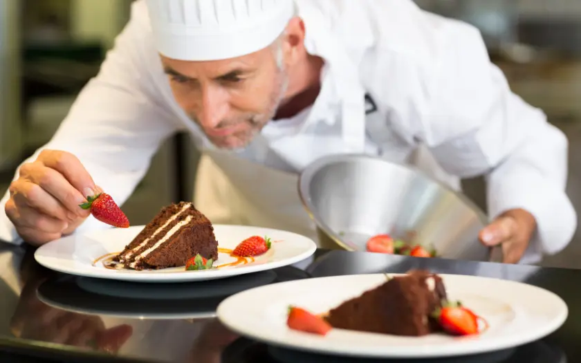 Pastry Chef tỉ mỉ kết hợp sáng tạo và thẩm mỹ để mỗi món bánh trở thành tác phẩm hấp dẫn thực khách.