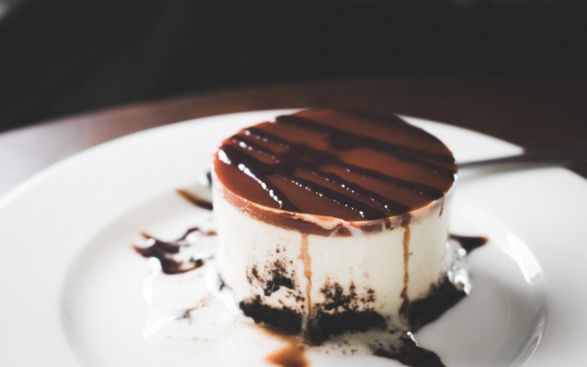 Bánh mousse mềm xốp, phủ lớp chocolate đậm đà, món tráng miệng nổi tiếng từ Pháp