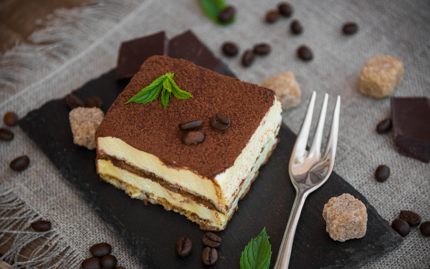 Tiramisu chocolate hấp dẫn với nhiều lớp bánh ladyfinger thấm cà phê xen kẽ kem béo ngậy