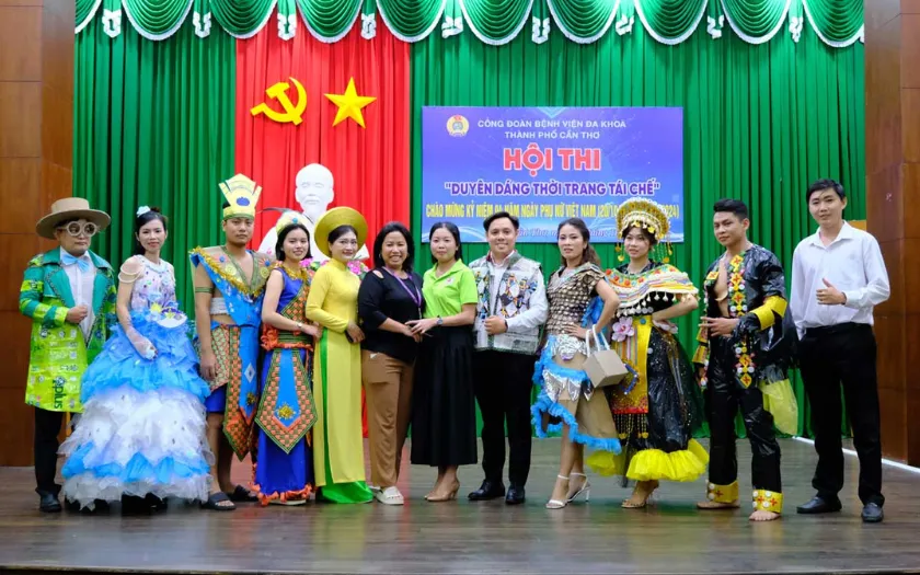 Chương trình thời trang công sở với các nữ nhân viên tự tin trình diễn tạo không khí sôi động trong ngày 20/10