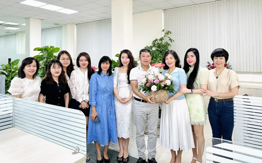 Tặng hoa đồng nghiệp nữ là một cách thể hiện sự trân trọng tới phái nữ