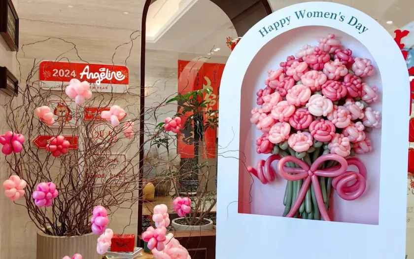 Trang trí photobooth 20/10 độc đáo với hoa bóng bay và backdrop chụp ảnh đẹp, tạo không gian check-in cho nhân viên