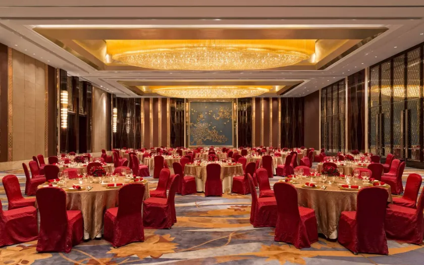 Decor tiệc công ty 20/10 phong cách luxury, kết hợp tông đỏ, vàng gold và ánh sáng pha lê
