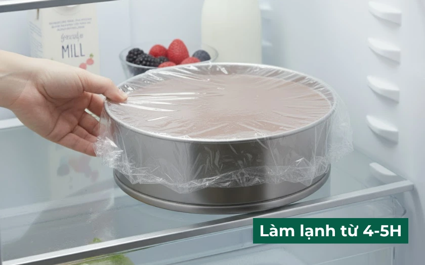 Đặt bánh vào ngăn mát trong khoảng 4 tiếng