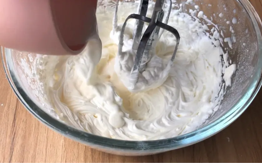 Thêm từ từ sữa vào âu bơ và đánh tới khi hỗn hợp mượt và đồng nhất