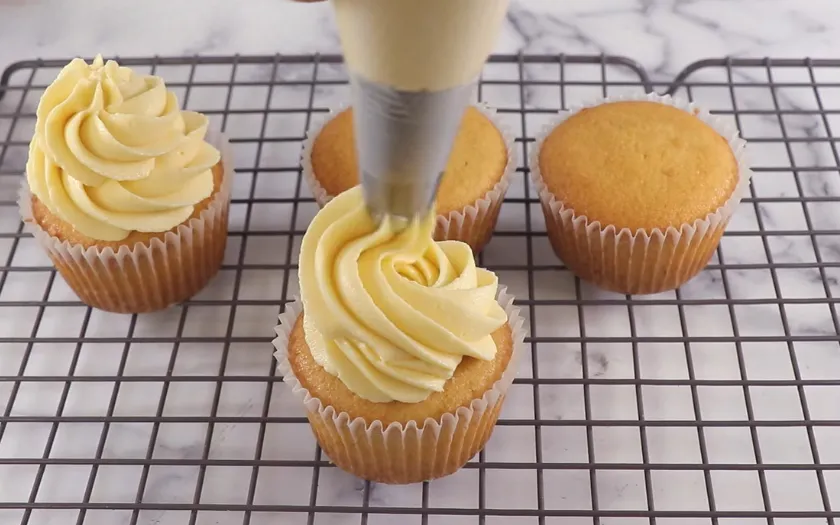 Trang trí bánh với kem bơ