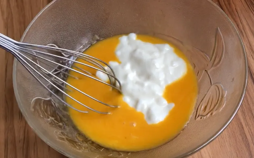 Đánh tan trứng cùng tinh chất vani và sữa chua
