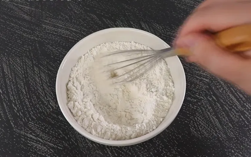 Trộn đều hỗn hợp bột