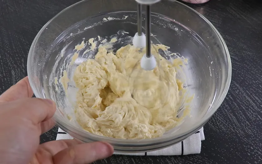 Trộn bơ mềm và sữa chua vào âu bột