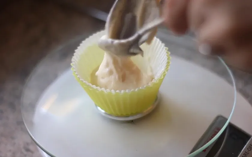 Sử dụng cân để chia bột bánh cho đều