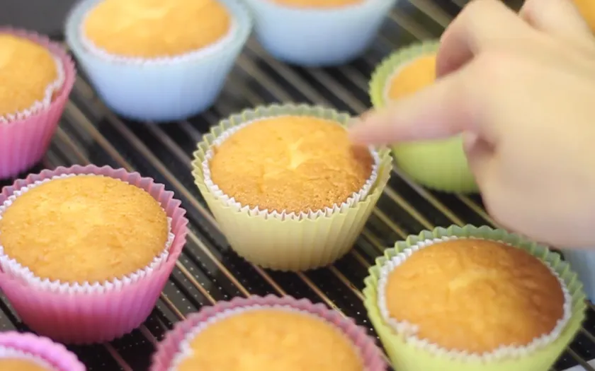 Ấn nhẹ mặt bánh để kiểm tra độ chín