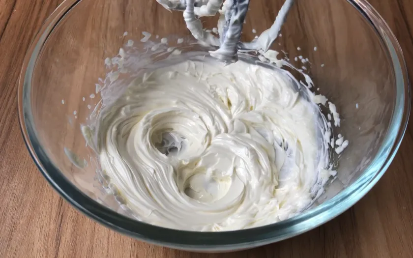 Đánh bơ tới khi tơi mềm, bề mặt nổi vân