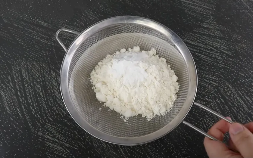 Bước 1: Rây bột để bột không bị vón cục